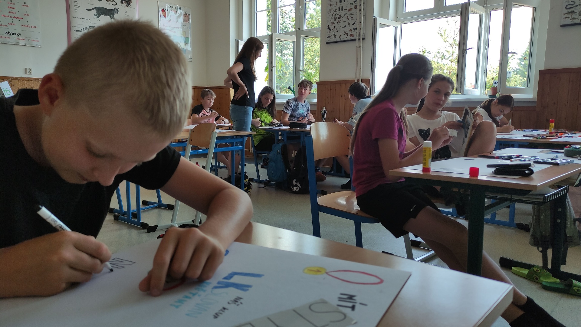 Žáci při tvořivé činnosti